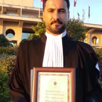 وکیل پایه یک دادگستری.