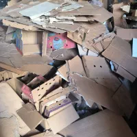 کارگر انبار ضایعات