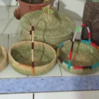 سبد حصیری و گل پامپاس