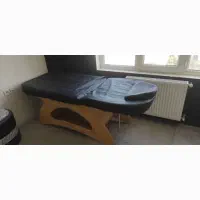 یک عدد تخت واقع در سالن زیبایی اجاره داده میشود