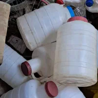 تعدادزیادی دبه وبطری سالم وتمیز|فروشگاه و مغازه|گیلوان, |دیوار