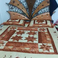 تخت خواب دونفره تمیز و مرتب به همراه تشک و خوشخواب