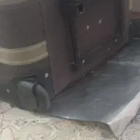 چمدان مسافرتی بزرگ.|کیف، کفش، کمربند|اندیشه, اندیشه فاز ۲|دیوار