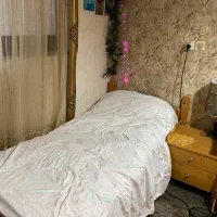 ست تخت و میز و پاتختی