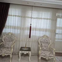 پرده سالن در عرض پنج ودر طول ۲۹۰ به سه مترم میخور