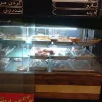 یخچال ویترین مکعبی چرخ گوشت استخوان بر ترازو محک