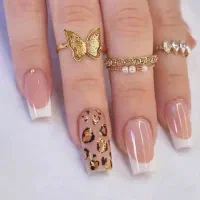 ارایه خدمات کاشت ناخن با بهترین مواد و متد جدید