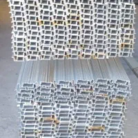 کارگر در کارگاه آلومینیوم