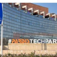 کارمند تولید و مونتاژ خانم