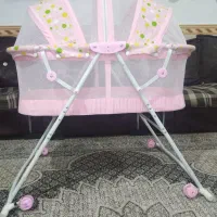 گهواره کنار مادر