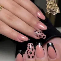 استخدام ناخن کار و مژه