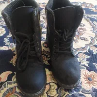 یک جفت بوت زنانه ویک جفت کفش راحتی وطبی درحدنو
