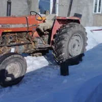 یک دستگاه تراکتور عروسک و یک دستگاه گاو آهن نو