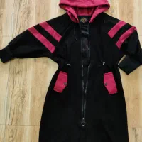 تعدادی پالتوبارانی و مانتو|لباس|میانه, |دیوار