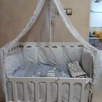 تخت کنار مادر