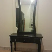 میز آینه مشکی  کاملا تمیز وسالم