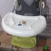 یک عدد صندلی غذا کودک و آغوشی