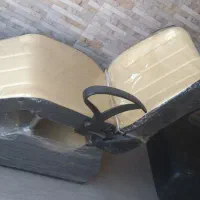 یک سرشور و یک صندلی ارایشگاهی