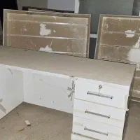 میز کار وویترین و طبقاتش همه شیشه ۱۰ میل