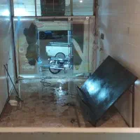 میز میوه فروشی و ترازو و تابلو