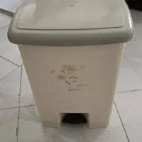 سطل زباله و توالت فرنگی