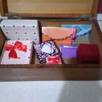 تعدادی جعبه و پاکت سکه