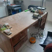 ۲ عدد میز بزرگ کار و یک عدد میز تحریر