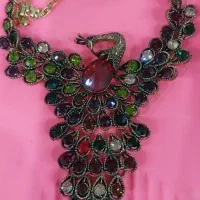 گردن بند و درخت مصنوعی