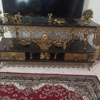 زیر تلویزیون برنجی