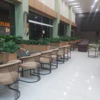 سالن دار ، صندوق دار ، و یک نفر ظرفشور و  نظافتچی