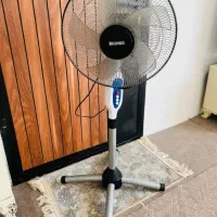 بخاری شومینه بزرگ و پنکه پایه بلند