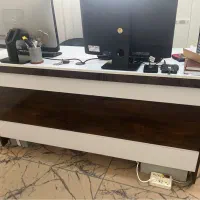میز اداری وکامپیوتر