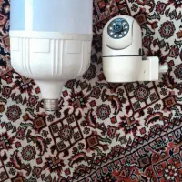 یک عدد لامپ بزرگ و دوربین دوشاخه ای