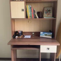 میز تحریر کامپیوتر وکتابخانه