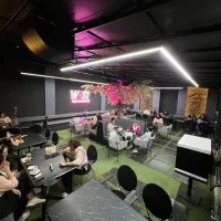 باریستا سالن کار ظرفشور