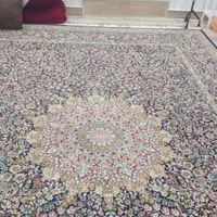 با سلام دو فرش ۶متری ویکی ۹ متری بفروش میرسد