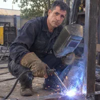 جوشکاری سیار  پارکینگ  شیروانی در وپنجره گاز وغیره