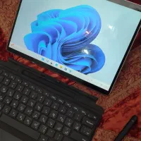 سرفیس پرو ۸ با قلم و کیبورد بشدت تمیز
