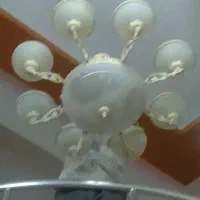 لوستر ۸ شاخه. سالم و حنس بدنه فلزی و رنگ سفید