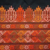 فقط گل پر میدوزم