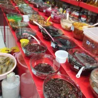 نیازمند  فروشنده خانم