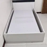 تخت و دراور و آینه