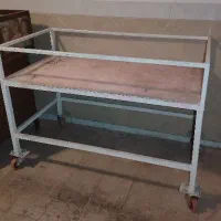 میز آهنی چرخ دار