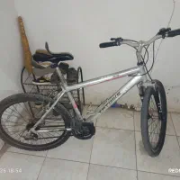 دوچرخه|دوچرخه، اسکیت، اسکوتر|میانه, |دیوار