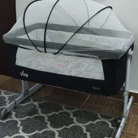 تخت کنار مادر