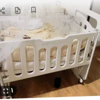 تخت کنار مادر گهواره‌ای