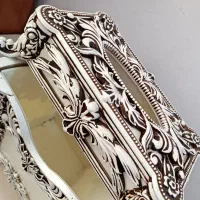 ساعت و میز تلویزیون و جا سیب زمینی پیاز|تخت و سرویس خواب|بروجرد, |دیوار