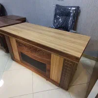 تعدادی میز اداری و مدیریت و کارمندی