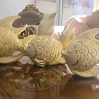 مجسمه سه‌تایی ماهی طلایی