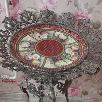 ظرف میوه برنزپایه دار کنار سالنی